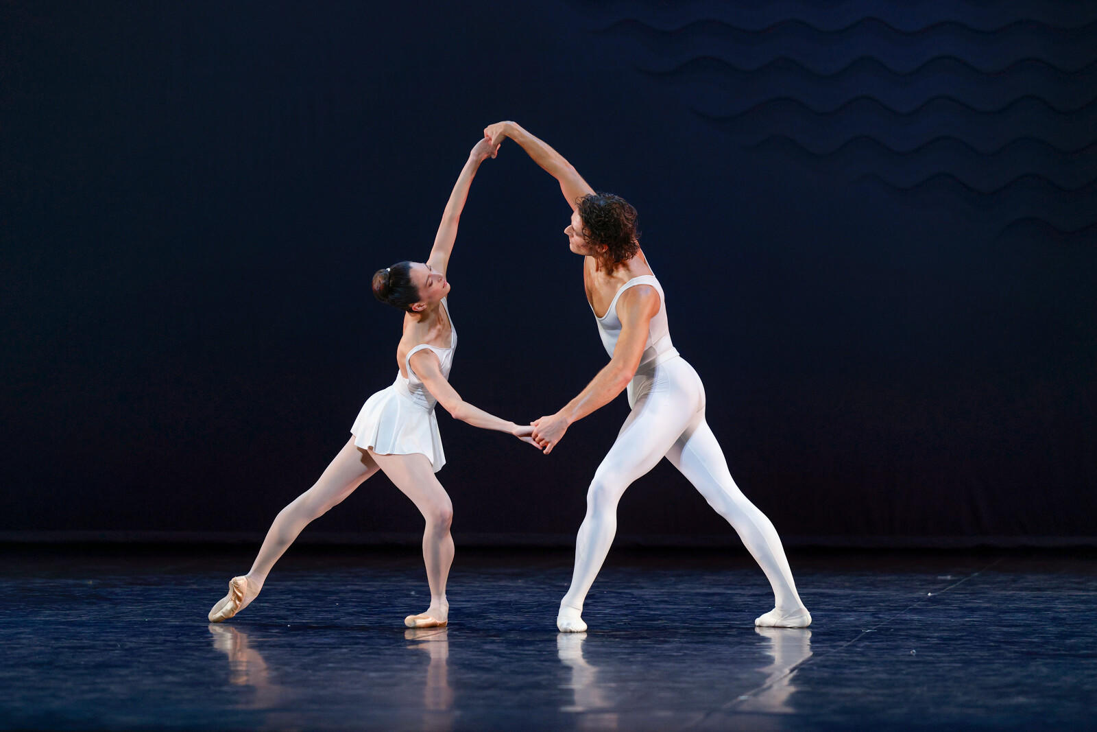 オニール八菜がフィガロ紙の年末特集「2023年に活躍した芸術家5人」に